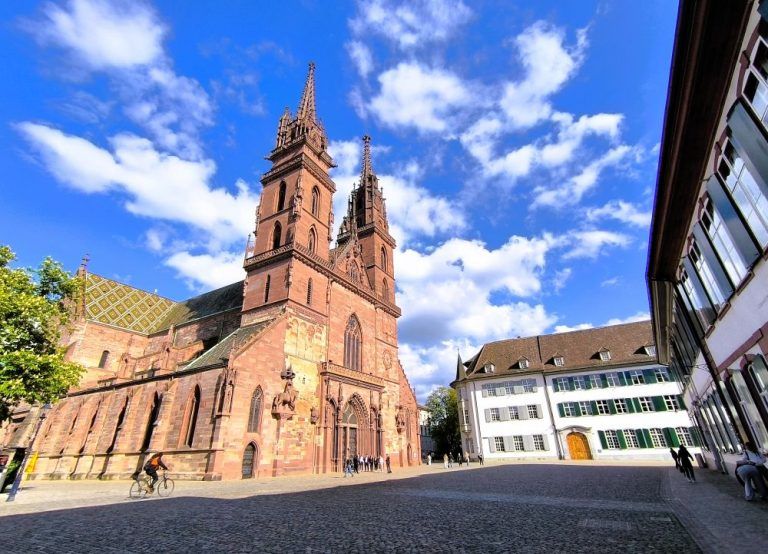UK travelers to get Swiss e-gates and free mobile roaming