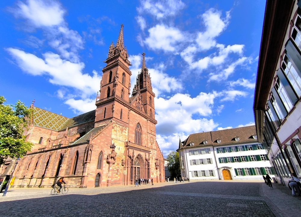 UK travelers to get Swiss e-gates and free mobile roaming