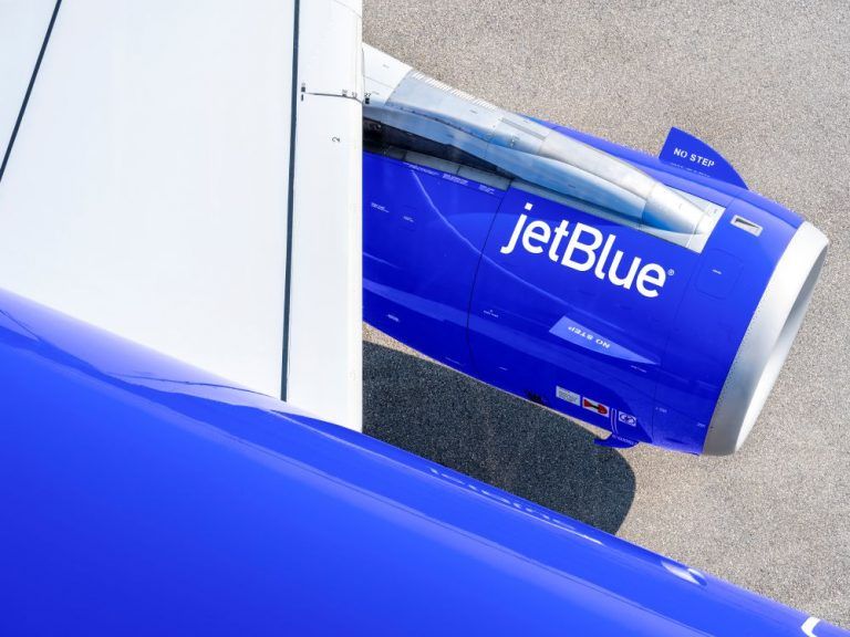 JetBlue wins Spirit Airlines' slots in New York-La Guardia