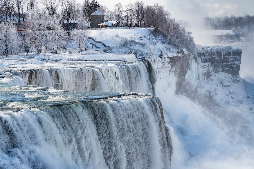 🚨 5 things to do in Niagara Falls 🚨 @niagarafallstourismcanada 1.  @winterfestivaloflights (free activity all over Niagara parks)